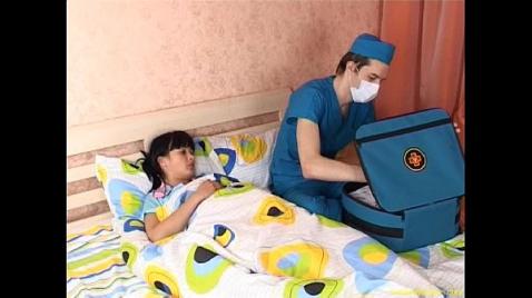 Doktor hastayı uyutuyor ve onunla sevişiyor