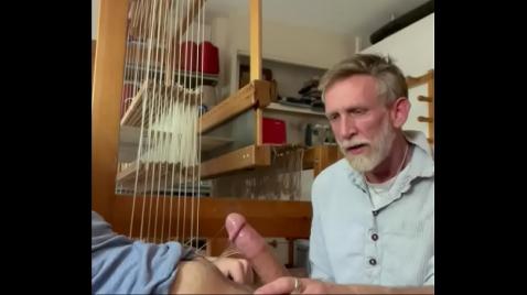 Yaşlı bir adam torununa oral seks yapıyor