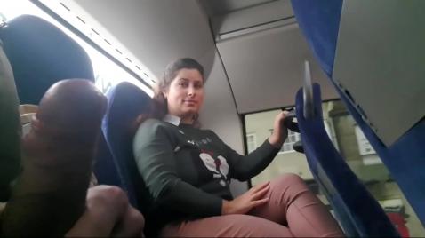 Olgun anne arabada otururken horoz emiyor