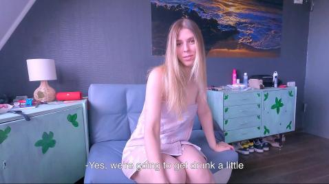 Küçük göğüslü bir kız anal seks yapıyor.