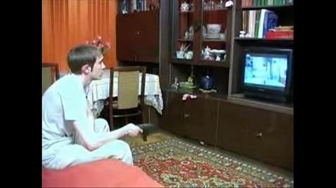 Anne, oğlunun televizyondan dikkatini dağıtarak onu becermesini sağlıyor