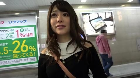 Asyalı kadın sokakta seks yapmak için genç bir adamı tavladı