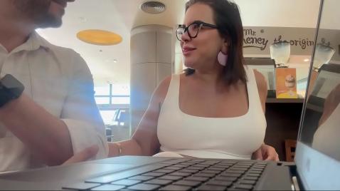 Büyük göğüslü anne iş yerinde bir adamla sohbet ediyor