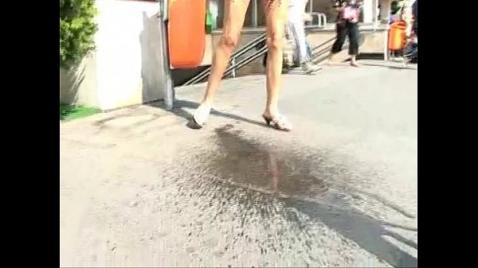 Sarışın bir kadının herkesin önünde nasıl işediğine dair küçük bir seçki