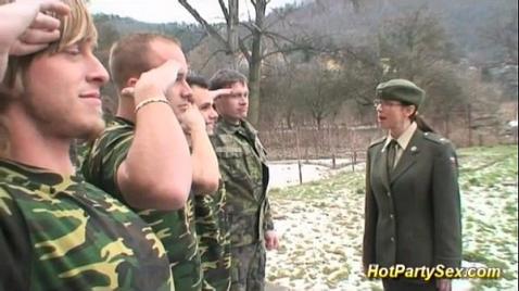 Rus askerleri kışlada bir fahişeyle grup seks yaptı