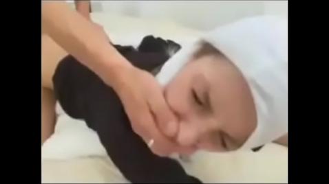 Yaramaz kızı cezalandırdı ve kıçına şaplak attı
