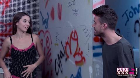 Tuvalette sert bir şekilde becerildim